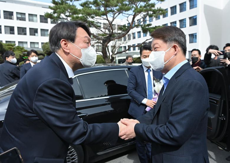 3일 오후 윤석열 검찰총장과 권영진 대구시장이 잠시 만나 인사를 나누고 있다.[권영진 대구시장 페이스북 캡처]