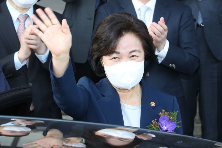 추미애 전 법무부 장관이 지난달 27일 오후 경기 정부과천청사에서 열린 법무부 장관 이임식을 마치고 청사를 떠나는 모습.[연합]