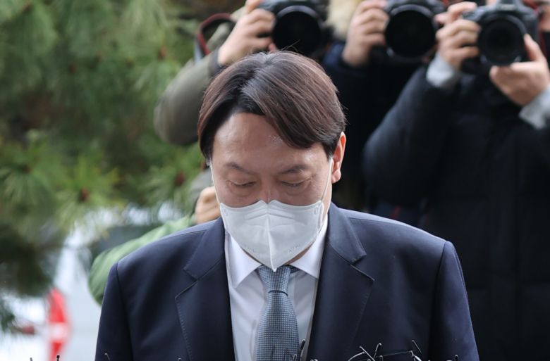 윤석열 검찰총장이 4일 서울 서초구 대검찰청에 출근해 자신의 거취 관련 입장을 밝힌 뒤 고개를 숙여 인사하고 있다. [연합]