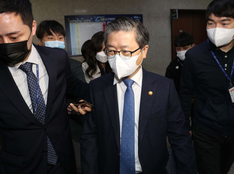 변창흠 국토교통부 장관이 5일 서울 여의도 국회에서 더불어민주당 이낙연 대표와 면담을 마친 후 당대표실을 나서고 있다. 이 대표는 이날 변 장관과 장충모 한국토지공사(LH) 사장 직무대행을 소환해 LH 전·현직 직원들의 신도시 사전 투기 의혹을 문책했다. [연합]