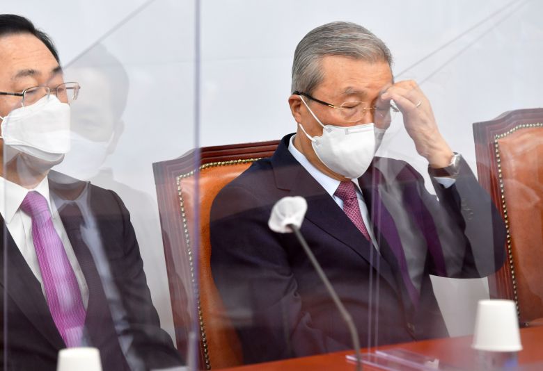 김종인 국민의힘 비상대책위원장이 8일 오전 서울 여의도 국회에서 열린 비상대책위원회의에서 생각에 잠겨 있다. [연합]