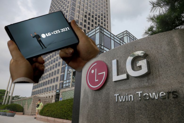 반면, LG전자의 ‘LG 롤러블’은 사실상 출시가 무산된 상태다. LG전자는 지난 1월 스마트폰 사업 철수·매각을 포함 전면 검토에 들어가면서 신제품 출시도 불투명해졌다. 최근 내부용으로 400대 가량 한정 생산한다는 소식이 전해지기도 했지만, 내부 지급용으로 추정된다. 사실상 일반 소비자를 대상으로 한 상용화는 포기한 것으로 보인다.