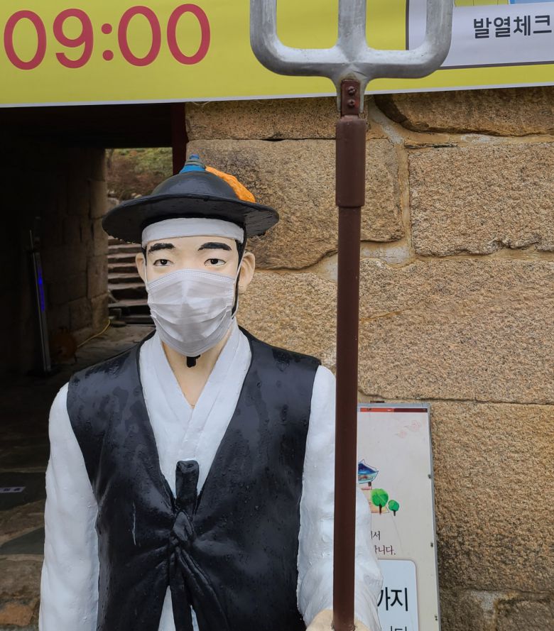 마스크 쓴 팔영루 포졸 입상. 제천시는 철저한 방역수칙 준수 정책을 촘촘하게 실행하고 있다.