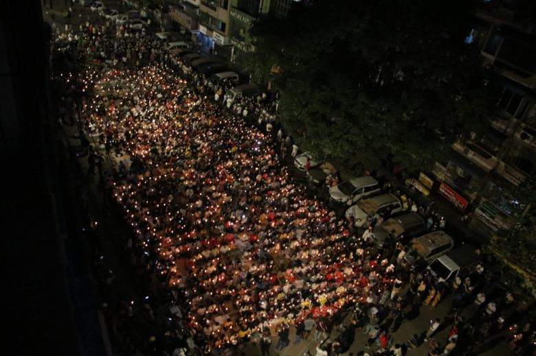 13일(현지시간) 미얀마 양곤에서 진행된 야간 촛불집회의 모습. 참가자들이 든 LED 조명들이 길거리를 환하게 밝히고 있다. 이날 별도의 문민정부를 이끌고 있는 만 윈 카잉 딴 부통령 대행은 페이스북 연설에서 "여명이 머지 않았다"며 군부에 대항한 혁명이 임박했음을 시사했다. [AP]