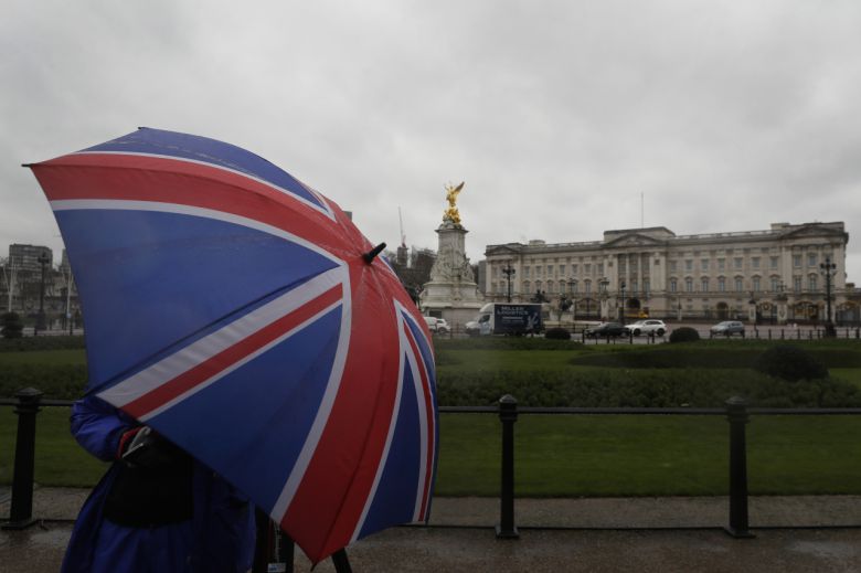 영국 수도 런던에 있는 버킹엄궁 앞을 한 시민이 지나가고 있다. [AP]