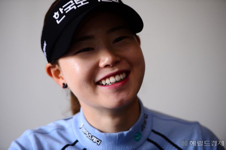 임희정이 인터뷰 도중 환하게 웃고 있다.