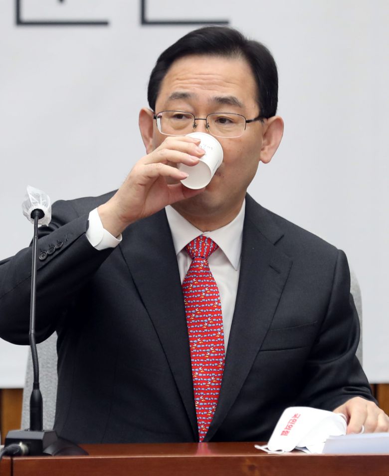 국민의힘 주호영 원내대표가 지난 16일 오전 서울 여의도 국회에서 열린 원내대책회의에서 발언을 마치고 물을 마시고 있다. [연합]