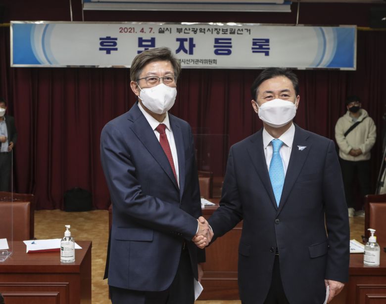 김영춘 더불어민주당 부산시장 후보와 박형준 국민의힘 부산시장 후보가 18일 오전 부산 연제구 부산시 선거관리 위원회에서 보궐선거 부산시장 후보 등록을 하며 만나 선전을 다짐하고 있다. 국회사진기자단