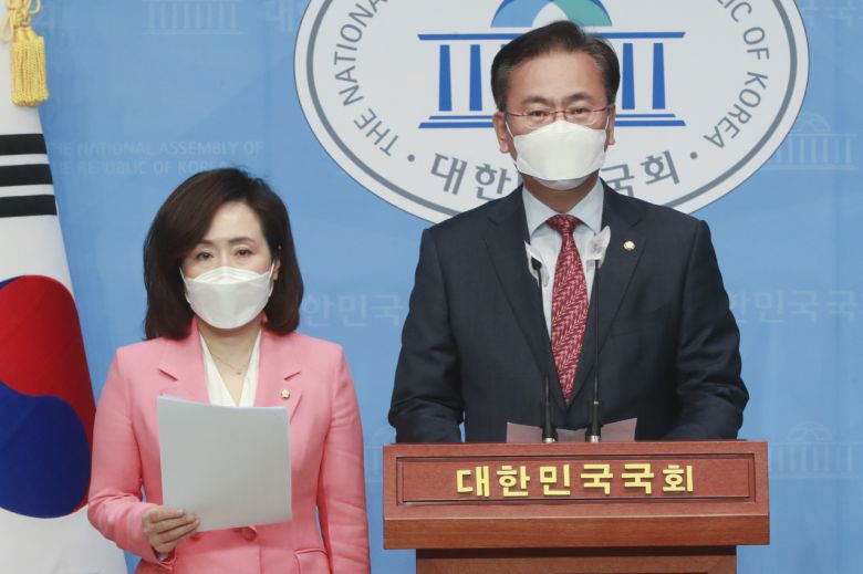 국회 법제사법위원회 소속 국민의힘 전주혜(왼쪽), 유상범 의원이 18일 오전 서울 여의도 국회 소통관에서 박범계 법무부 장관의 한명숙 전 국무총리 모해위증교사 의혹 사건에 대한 수사지휘권 발동에 대한 기자회견을 하고 있다. [연합]