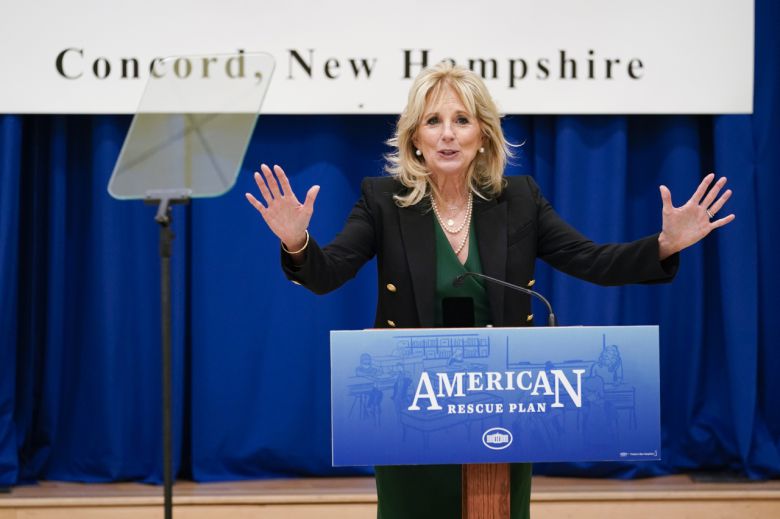 영부인 질 바이든 여사가 17일(현지시간) 뉴햄프셔를 방문한 자리에서 “내 마음은 (총격 희생자 가족) 여러분과 함께 있다”며 “모든 미국인이 이 무분별한 비극에 노출된 모든 이를 위해 저와 함께 기도하길 희망한다”고 말했다. [AP]