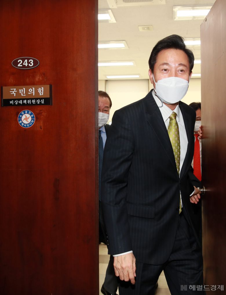 [헤럴드경제=이상섭 기자] 오세훈 국민의힘 서울시장 후보가 18일 오전 서울 여의도 국회에서 김종인 비대위원장과 면담을 마친 후 위원장실을 나서고 있다.