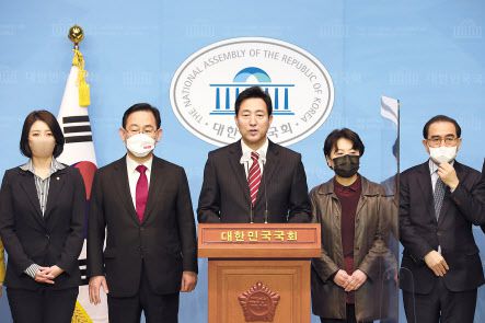 오세훈 국민의힘 후보는 22일 국회 소통관에서 주호영 원내대표 및 소속 의원들과 함께 기자회견을 열고 야권 단일화 여론조사에서 지지를 호소했다. 이상섭 기자