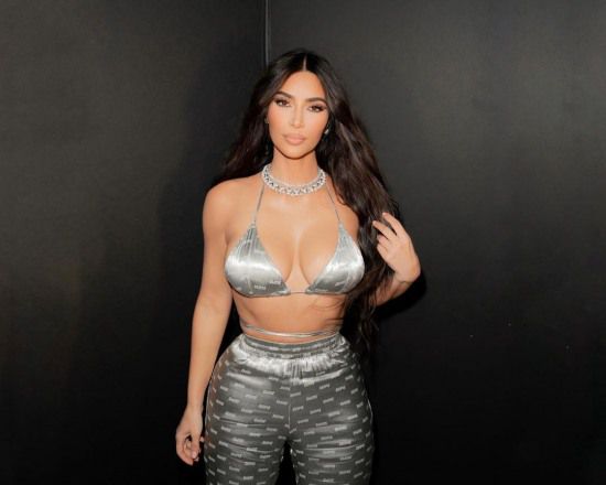 킴 카다시안이 파자마 파티 인증샷을 찍었다.