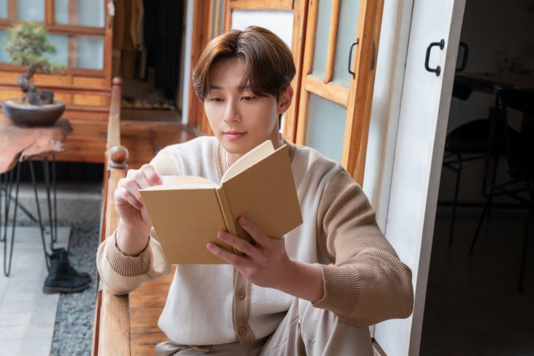 릴레이라이브는 3월 27일 어스아워 당일, 소등 10분 전인 저녁 8시 20분부터 한 시간 동안 기후위기 대응의 중요성을 알리는 라이브 방송이다. 릴레이라이브는 통역사 안현모의 사회로 진행되며, 홍정욱 올가니카 회장, 방송인 타일러, 작가 정세랑, 아티스트 김충재가 참여할 예정이다.