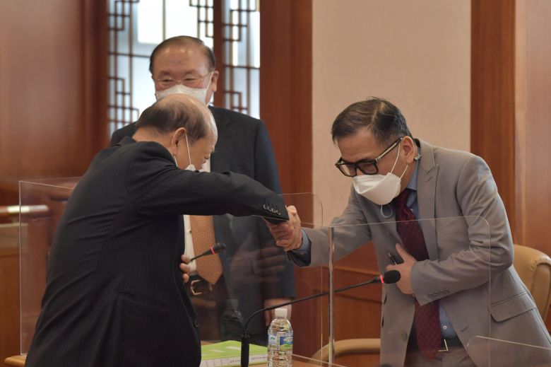 24일 오후 서울 종로구 헌법재판소에서 열린 임성근 전 부산고법 부장판사의 탄핵 심판 변론 준비기일에서 양측 대리인들이 인사를 나누고 있다. [연합]