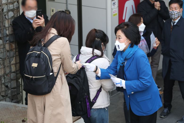 25일 오전 박영선 더불어민주당 서울시장 후보가 서울 구로구 신도림역에서 출근 인사를 하고 있다. 국회사진기자단
