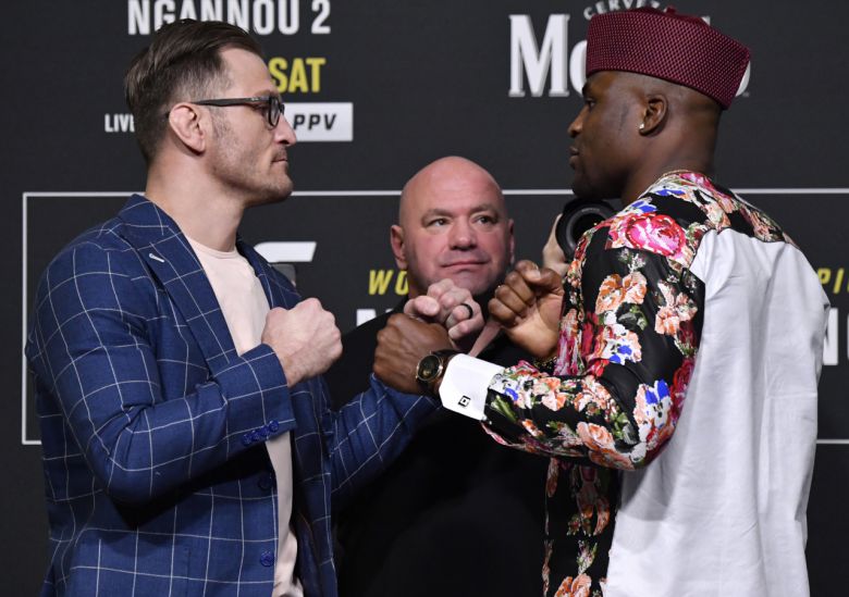 챔피언 스티페 미오치치와 도전자 프란시스 은가누가 이번 경기를 앞두고 열린 행사에서 마주본 채 파이팅 포즈를 취하고 있다. [게티이미지]