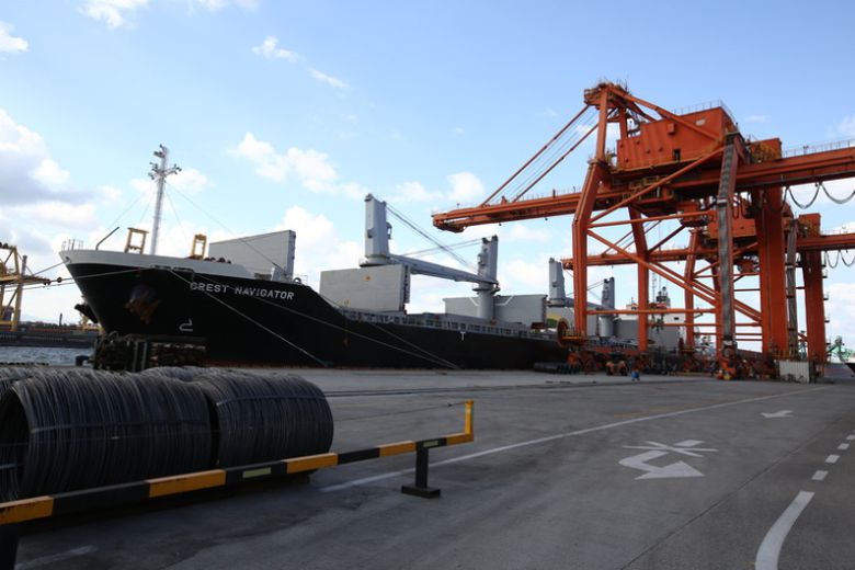 포항제철소 제 3부두에서 철강제품을 선적하는 모습. [헤럴드DB]