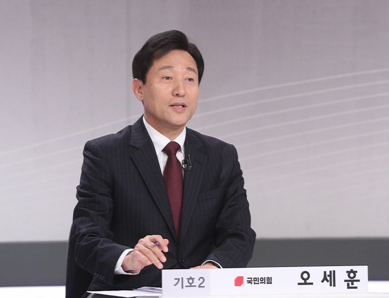 오세훈 국민의힘 서울시장 후보가 30일 오후 서울 여의도 KBS에서 열린 서울시장 보궐선거 후보자 초청 토론회에서 인사말을 하고 있다. [연합]