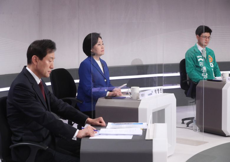 오세훈 국민의힘 서울시장 후보(왼쪽부터)와 박영선 더불어민주당 서울시장 후보, 이수봉 민생당 후보가 30일 오후 서울 여의도 KBS에서 열린 서울시장 보궐선거 후보자 초청 토론회에서 토론을 준비하고 있다. [연합]