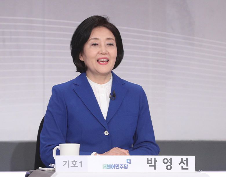 박영선 더불어민주당 서울시장 후보가 30일 오후 서울 여의도 KBS에서 열린 서울시장 보궐선거 후보자 초청 토론회에서 인사말을 하고 있다. [연합]