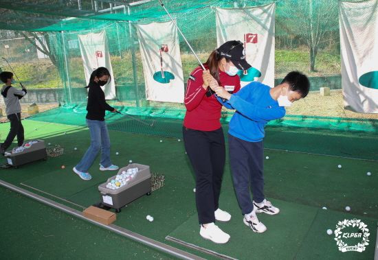 [헤럴드경제=김성진 기자] 한국여자프로골프협회(이하 KLPGA)가 지난 달 31일 충청북도 제천에 위치한 백운초등학교에서 재능기부 프로그램 ‘KLPGA with YOU’를 진행했다고 밝혔다.