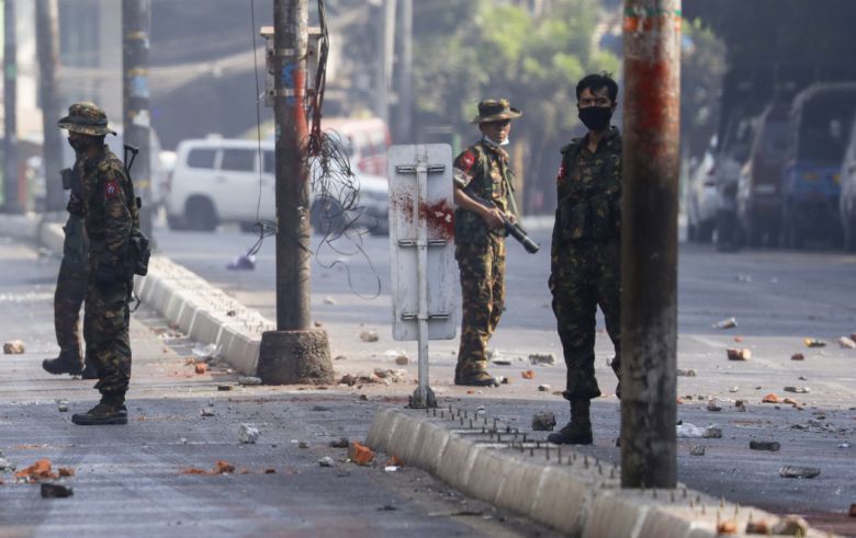 31일(현지시간) 미얀마 최대 도시 양곤에서 반(反) 쿠데타 시위 진압에 나선 군인들의 모습. [EPA]