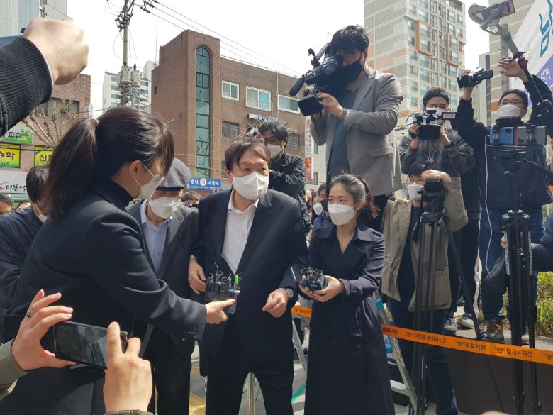 윤석열 전 검찰총장이 부친인 윤기중 연세대 명예교수와 2일 서울 서대문구 남가좌1동 주민센터에 있는 사전투표소에 입장하고 있다. [이원율 기자]