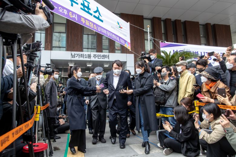 윤석열 전 검찰총장이 4·7 서울시장 보궐선거 사전투표 첫날인 2일 서울 서대문구 남가좌1동 주민센터에 마련된 사전투표소에서 나오며 취재진의 질문을 받고 있다. [연합]