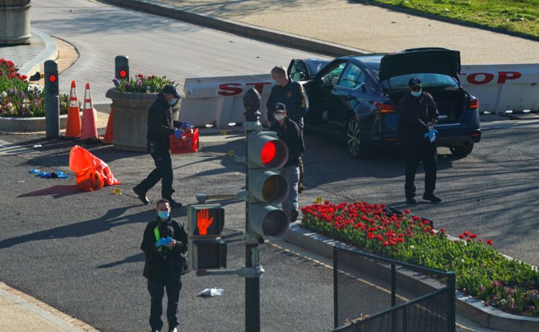 미국 워싱턴DC 연방 의사당에서 2일(현지시간) 수사 요원들이 차량 돌진 사건 현장을 조사하며 증거를 수집하고 있다. 이날 의사당 북쪽 검문소에서는 신원이 밝혀지지 않은 용의자가 차량을 몰고 바리케이드를 들이받았다. 이 과정에서 경찰관 1명과 용의자가 숨졌으며, 또 다른 경찰 1명이 부상했다. [연합]
