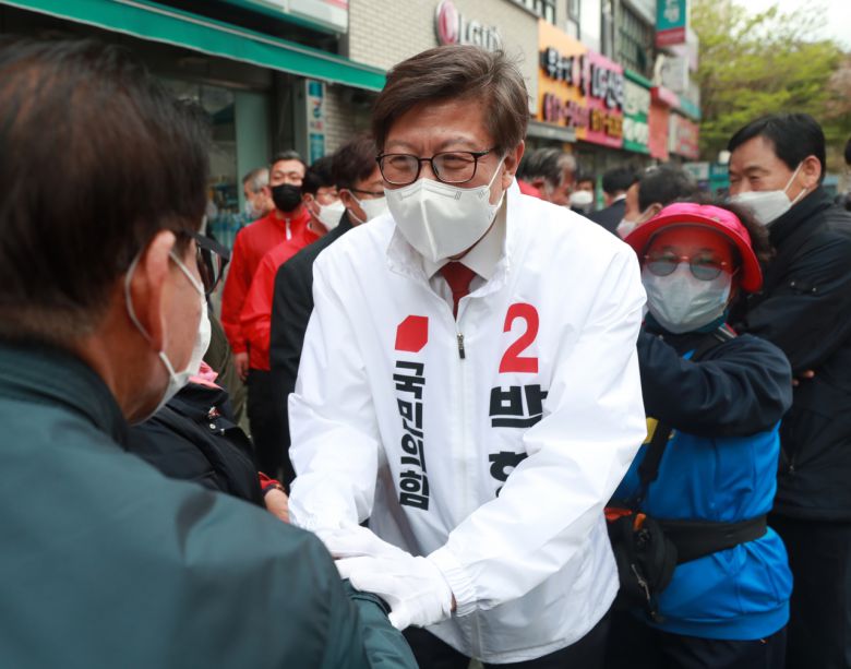 박형준 국민의힘 부산시장 보궐선거 후보가 4일 오후 부산 남구 LG메트로시티 앞 사거리에서 열린 유세에서 시민들과 인사하며 지지를 호소하고 있다. [연합]