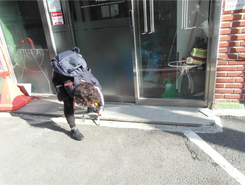 서울시 보궐선거 투표소 장애인 편의시설 점검 중 주출입문 단차를 확인하는 모습. [서울시 제공]