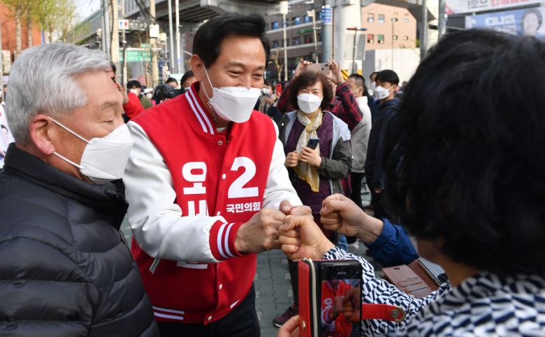 오세훈 국민의힘 서울시장 후보가 6일 오전 서울 자양사거리에서 출근길 시민과 인사하고 있다. [국회사진기자단]