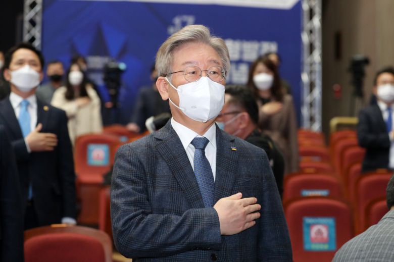 이재명 경기도지사가 지난달 23일 오후 세종시 세종문화예술회관에서 열린 국가균형발전 선언 17주년 기념식에서 국기에 경례하고 있다. [연합]