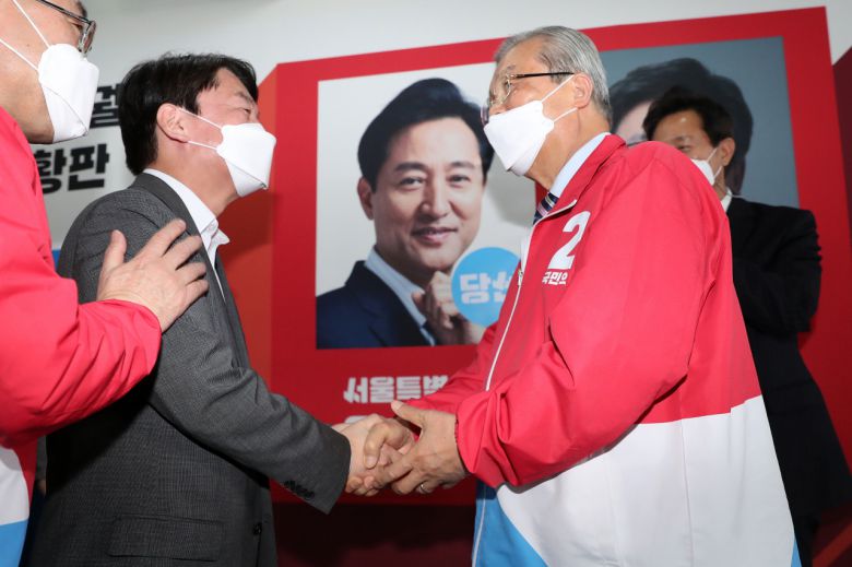 4·7 재보궐 선거에서 국민의힘 오세훈 서울시장 후보의 당선이 확실해진 8일 자정께 서울 여의도 당사 국민의힘 개표상황실에서 김종인 비상대책위원장(오른쪽)과 안철수 국민의당 대표가 축하인사를 나누고 있다. [국회사진기자단]