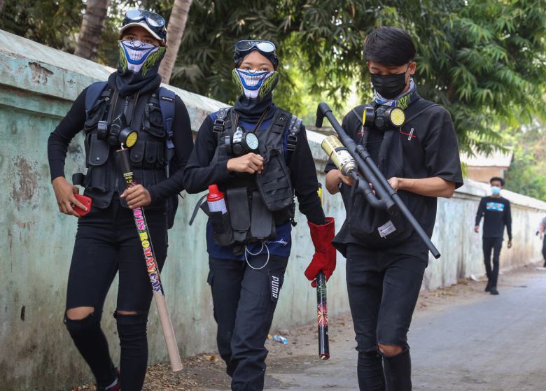 지난 6일(현지시간) 미얀마 제2 도시 만달레이에서 사제 무기로 무장한 반(反) 쿠데타 시위대의 모습. [EPA]