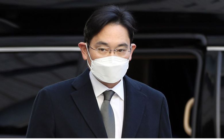 이재용 삼성전자 부회장이 지난해 12월 서울 서초구 서울고등법원에서 열린 공판에 출석하고 있다. [연합뉴스]