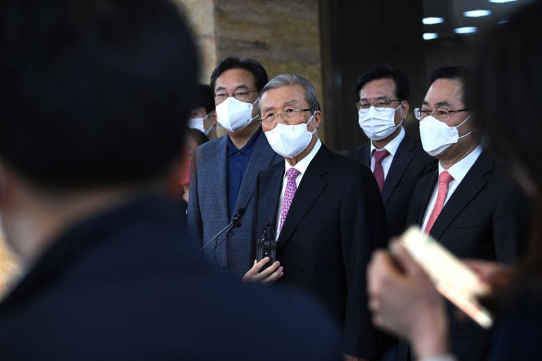 4.7 재·보궐선거를 마지막으로 국민의힘을 떠나는 김종인 당시 비상대책위원장이 지난 8일 오전 서울 여의도 국회에서 열린 의원총회에 참석, 발언하고 있다. 이상섭 기자/