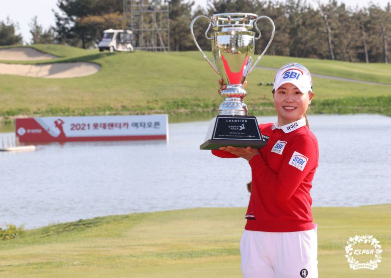 KLPGA 투어 개막전인 롯데렌터카 여자오픈서 우승한 이소미 [KLPGA 제공]