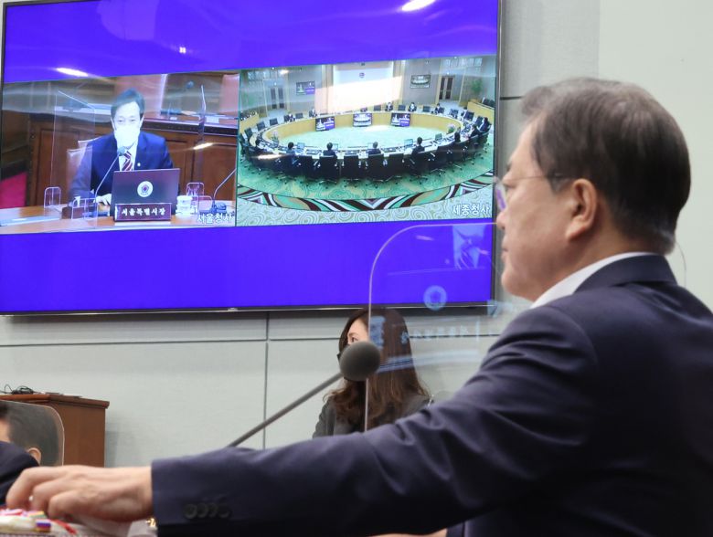 13일 오전 청와대에서 열린 제16회 국무회의에서 오세훈 서울시장과 문재인 대통령이 화상을 통해 인사하고 있다. [연합]