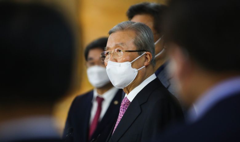 김종인 당시 국민의힘 비상대책위원장이 지난 8일 오전 국회에서 열린 의원총회를 마친 뒤 취재진의 질문에 답변하고 있다. [연합]