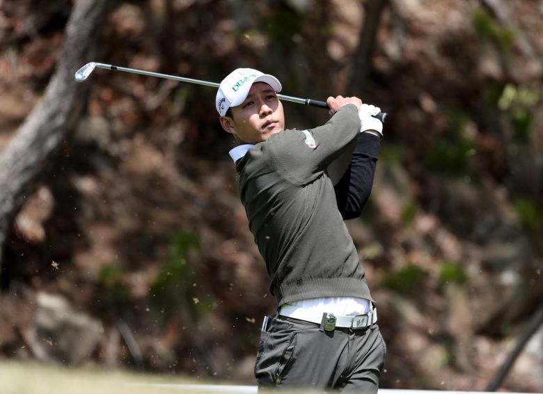 문도엽이 18일 강원도 오크벨리CC에서 열린 제16회 DB손해보험 프로미오픈 FR 7번 홀에서 아이언 티샷하고 있다. [KPGA 제공]