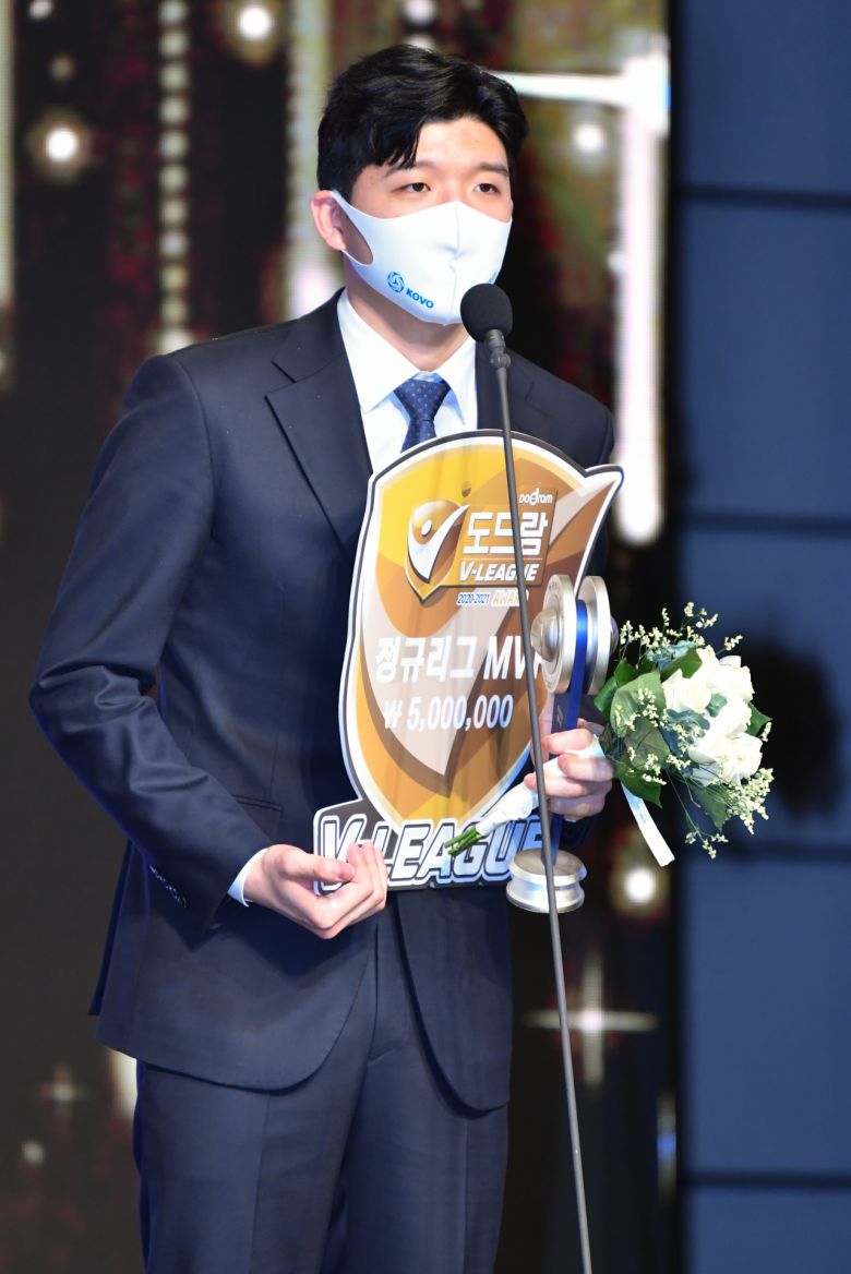 정지석이 19일 용산 그랜드 서울 하얏트 호텔에서 열린 도드람 2020-2021 V-리그 정규리그 시상식에서 MVP를 수상한 뒤 소감을 말하고 있다. [KOVO 제공]
