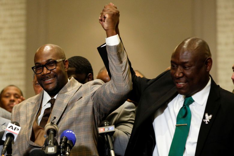 조지 플로이드 유족을 대리한 벤 크럼프(오른쪽) 변호사와 조지 플로이드의 형 필로니스 플로이드(왼쪽)이 20일(현지시간) 미국 미네소타주 헤너핀 카운티 배심원단이 플로이드 사망 사건의 피의자 데릭 쇼빈(45)에게 유죄를 평결했다는 소식을 듣고 손을 들며 환호하고 있다. [로이터]