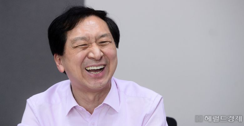 국민의힘 원내대표 선거에 출마한 김기현 의원이 20일 국회 의원회관에서 헤럴드경제와 인터뷰를 하고 있다. [헤럴드경제=이상섭 기자 babtong@heraldcorp.com]