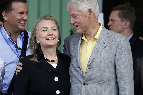 빌 클린턴(오른쪽) 전 미국 대통령과 힐러리 클린턴(왼쪽) 전 미국 국무장관의 모습. [게티이미지]