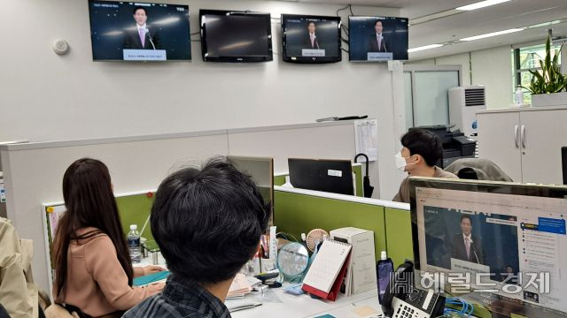 22일 서울시 공무원들이 TBS로 생중계 중인 오세훈 시장 취임식을 보고 있다. [서울시 제공]