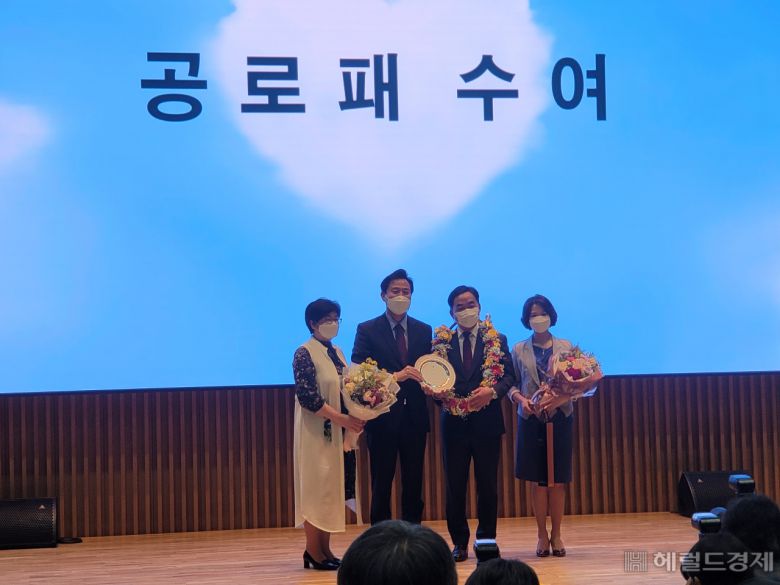 23일 서울시 행정 1, 2부시장 이임식에서 김학진 2부시장에게 각각 공로패를 수여한 뒤 기념촬영하고 있다. [풀기자단 제공]