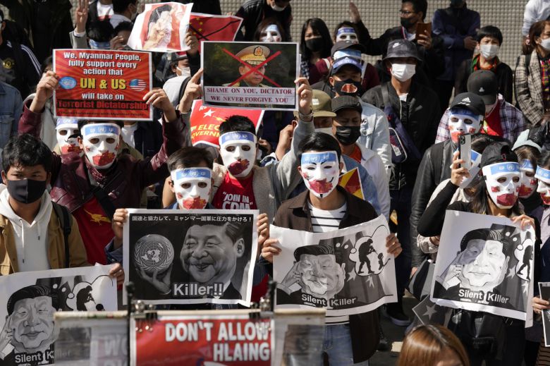 지난 11일(현지시간) 일본 도쿄에서 재일 미얀마인들이 쿠데타로 정권을 장악한 군부와 그들의 뒷배로 알려진 중국을 규탄하는 시위를 하고 있다. [EPA]
