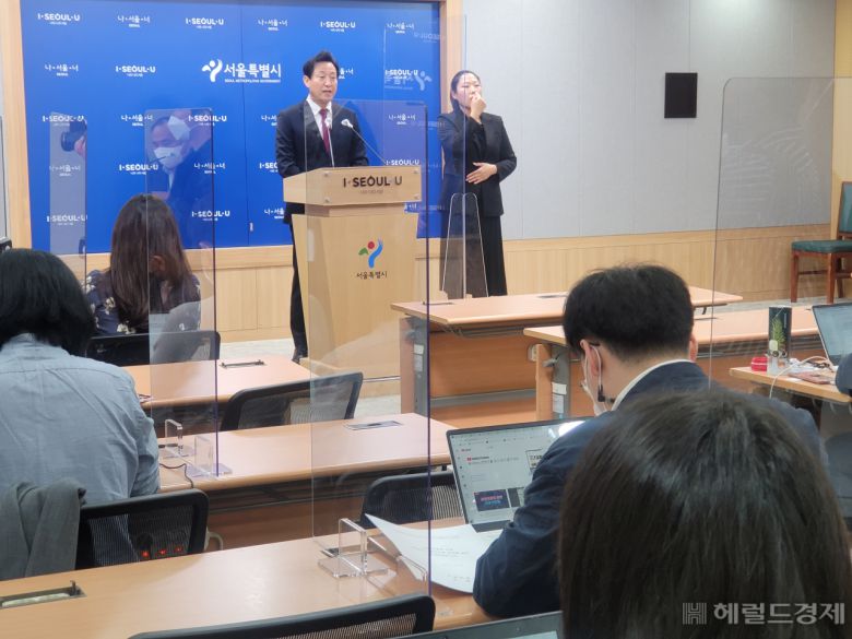 27일 오전 10시 30분 오세훈 서울시장이 시청 브리핑실에서 논란 많은 광화문광장 재구조화 사업에 대해 진행 중인 공사를 중단하지 않기로 결정했다고 발표하고 있다. 이날 오 시장은 혈세 400억이 투입됐으며 행정의 연속성을 위해 공사를 지속하겠다고 말했다. [한지숙 기자]